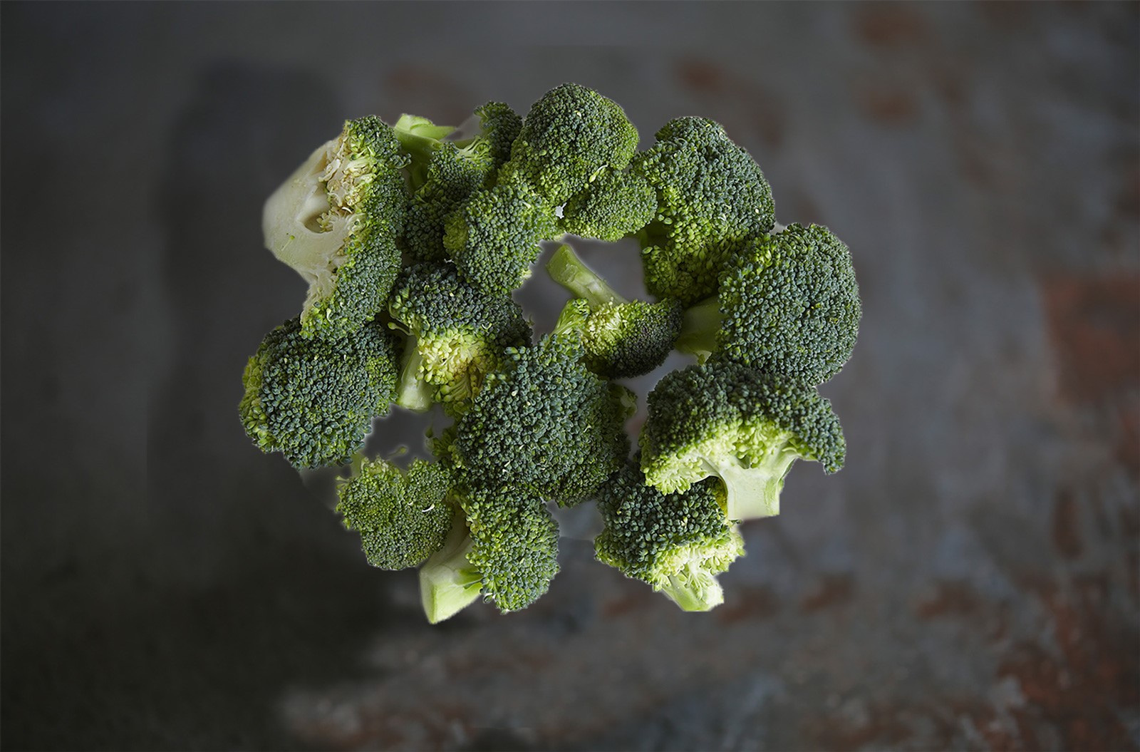 Närbild på broccolistjälkar